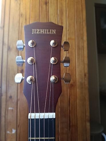 Гитары: Бренди: Jizhilin. Өлчөмү: 41 дюйм (стандарттык чоң гитара). Түрү — 3