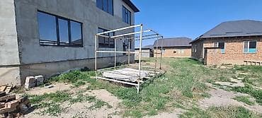 Тапчан сатылат, сыртында палаткасы жана жыгач тактай полу бар баасы 17