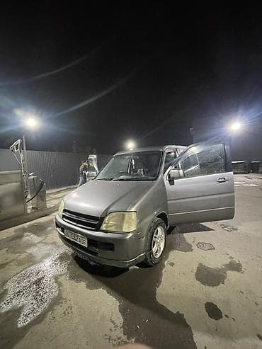 Просторный минивэн серого цвета с раздвижной боковой дверью. Кузов –