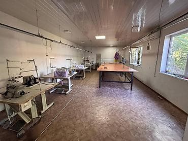 сдаю швейный цех с оборудованием: 📍ул. Сагынбая манасчы 🔘7-комнатный 🔘Этаж 1 🔘150м² Продаётся дом с — 8