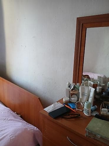 Шкафы: Спальный гарнитур, Б/у, Двуспальная кровать, Комод, Тумба — 1