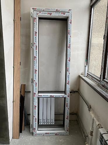 Мебель: 1 прикроватнаятуалетный стол с зеркалом, шкаф купе 3х дверный — 10