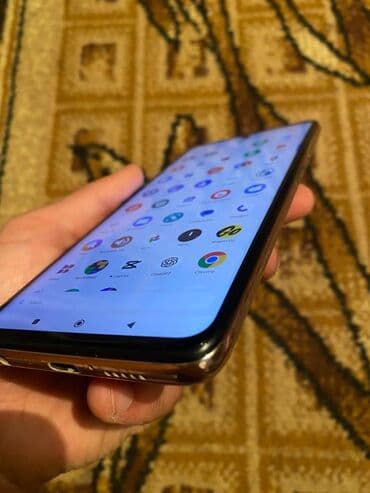 наушники realme: Смартфон с безрамочным дисплеем и фронтальной камерой, интегрированной — 3