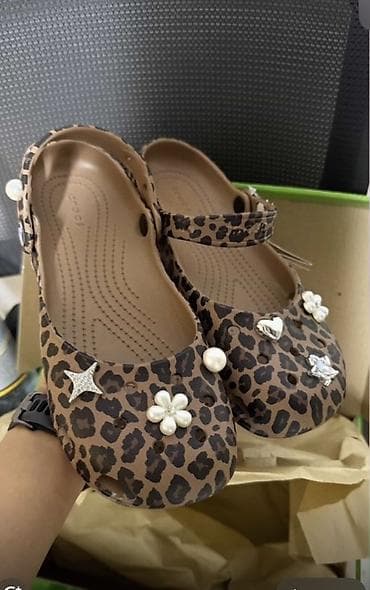 Мюли Crocs с ремешком и леопардовым принтом - Оригинальные Crocs