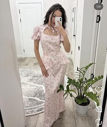 розовая паста: Розовое платье с баской на талии и цветочный принт, длина макси. На — 3