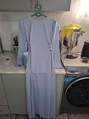 новой: Платье в пол с длинным рукавом, элегантного кроя. Особенности: - — 2