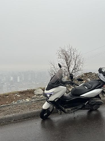 Скутеры: Скутер-z max 150 куб бело‑черный, городско‑туристический класс — 1