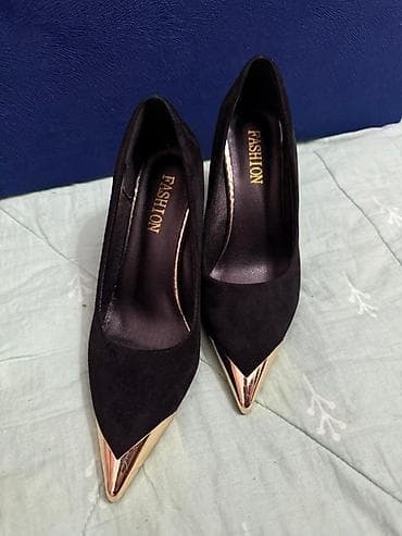 pull and beer: Туфли-лодочки женские, черные, с острым мысом и золотистыми акцентами — 4