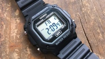 часы фирмы casio: Фирменные спортивные часы ! ___ Функции : секундомер, будильник — 4