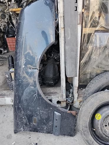 Переднее левое крыло для Mercedes Benz 210. стальное, окраска