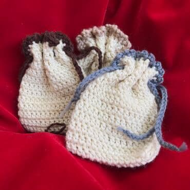 Мешочек✨ Вязанный, своими руками. Состав белых ниток - полушерсть at lalafo.kg Мешочек✨ Вязанный, своими руками. Состав белых ниток - полушерсть