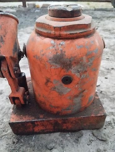 Гидравлический бутылочный домкрат на массивном основании. - Тип