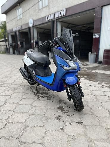 Скутер бензиновый, с вариатором, ярко‑синего цвета с белыми боковыми