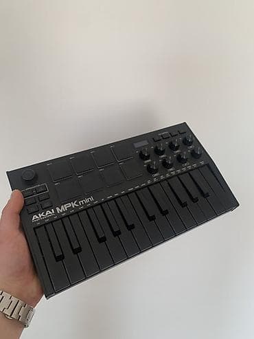 AKAI Professional MPK mini — компактный USB/MIDI‑контроллер для