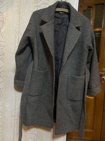 срочно в связи с переездом: Продаю женское пальто шикарного качества Размер 52-54 В отличном — 2