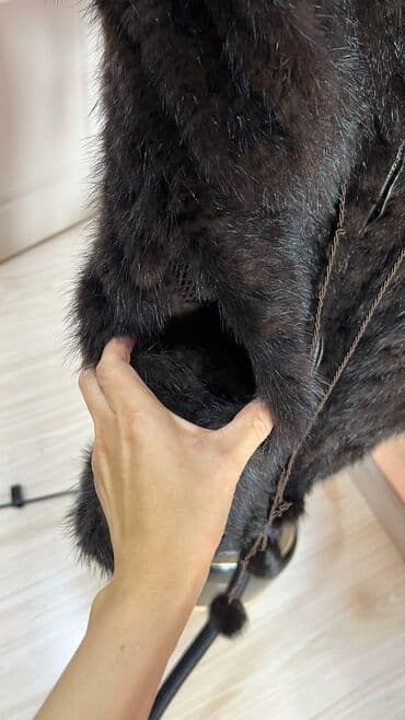 Жынсылар: Продаю норковую жилетку с капюшоном. Размер S. Состояние 8 из 10ти — 5