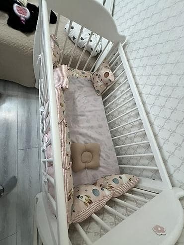 барьер на кровать: Детская кроватка с комплектом мягких бортов и матрасиком. - Материал — 1