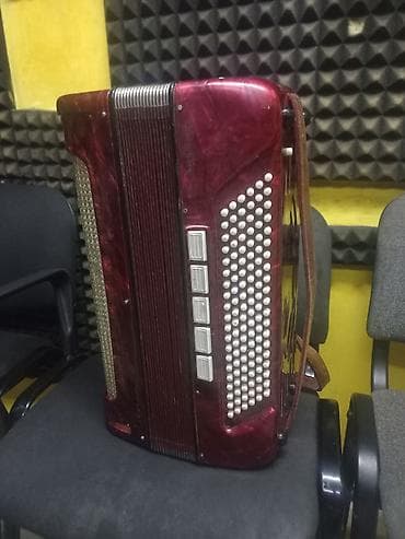 пятирядный баян: Аккордеон (клавишно-кнопочный) в винном перламутровом корпусе. - — 1