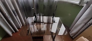 Продаю письменный стол б/у. Полка и столешница из коричневого стекла