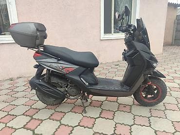 Скутер 50–125 см³ (по виду модель класса City/Adventure) Описание: -