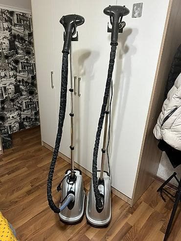 Два напольных отпаривателя для одежды в серебристом корпусе. Оснащены