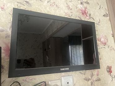 Телевизор Samsung компактного размера (примерно 19–22"). Плоская