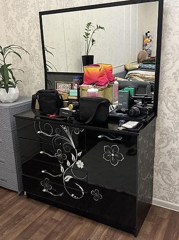 Продаю Камод Широкий с Большим зеркалом. Ширина 115 см высота 85 см