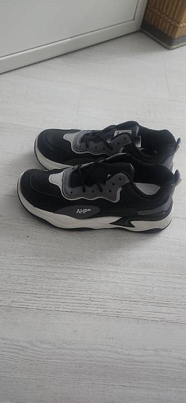nike tech flece: Кроссовки в двух цветах: - Бело-черные с серыми вставками - Черные с — 2