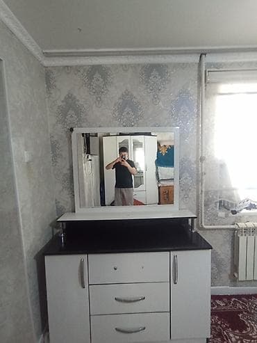 продам туалетный столик: Туалетный столик, Б/у, С зеркалом, цвет - Черный, ЛДСП — 2