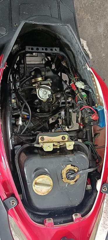 mini ev: Скутер/мопед класса 50–125 см³, стильный городской вариант в ярком — 5