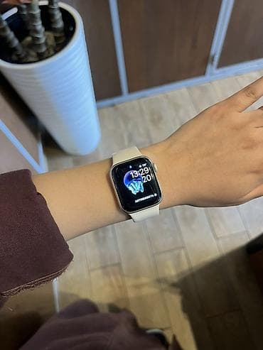 часы спортивеые: Apple Watch SE, 40 мм (A2771), алюминий, цвет Starlight. Ремешок — 2