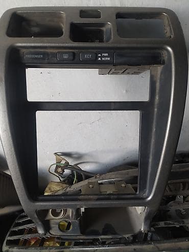 Центральная консоль на Тойота сёрф 185 куз. 2001 г.в в отличном