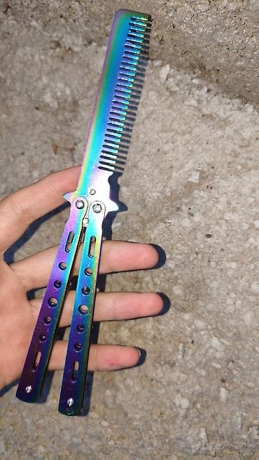 Аксессуары: Расческа-бабочка (balisong comb), радужное анодированное покрытие. - — 1