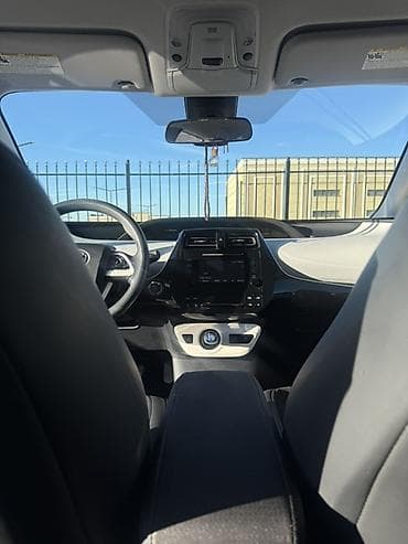 dodge chalanger: Toyota Prius: 2018 г., 1.8 л, Автомат, Гибрид, Хэтчбэк — 5