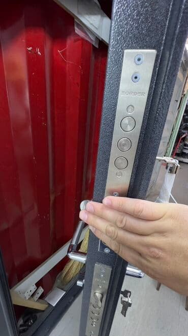 сейф двери: Металлическая входная дверь серого цвета с двумя замками Border — 2