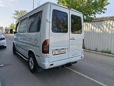 двигатель спринтер: Mercedes-Benz Sprinter — белый пассажирский микроавтобус короткой — 5