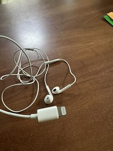 Проводные наушники-вкладыши с разъёмом Lightning. Продаю оригинальные