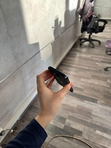 razer blade: IPhone 15 Pro, Б/у, 256 ГБ, Синий, Чехол, 81 % — 3