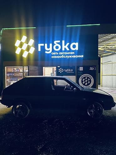 авто запус: Легковой автомобиль хэтчбек (5 дв.) темно‑зеленого цвета. Основные — 6