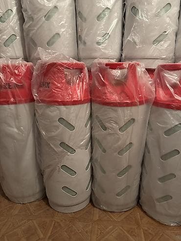 Композитные газовые баллоны с красной верхней частью и светло‑серым