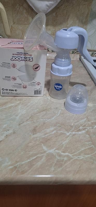 Ручной молокоотсос Wee Baby + коробка одноразовых ультратонких at lalafo.kg Ручной молокоотсос Wee Baby + коробка одноразовых ультратонких