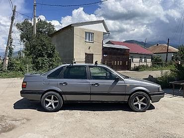 Volkswagen Passat: 1990 г., 1.8 л, Кол менен иштөөчү, Бензин, Седан — 2