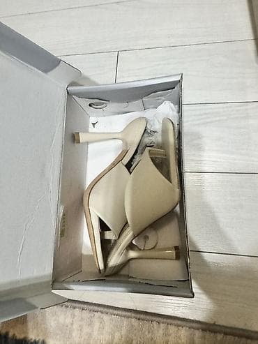 обувь мюли: ОТДАМ бесплатно НИ РАЗУ НЕ НОСИЛА Бежевые мюли на каблуке - Модель — 1