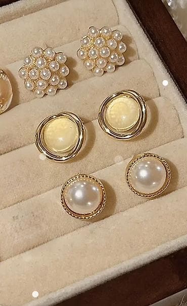 Набор серёжек-в классическом стиле с жемчужным акцентом. В наборе 3 at lalafo.kg Набор серёжек-в классическом стиле с жемчужным акцентом. В наборе 3