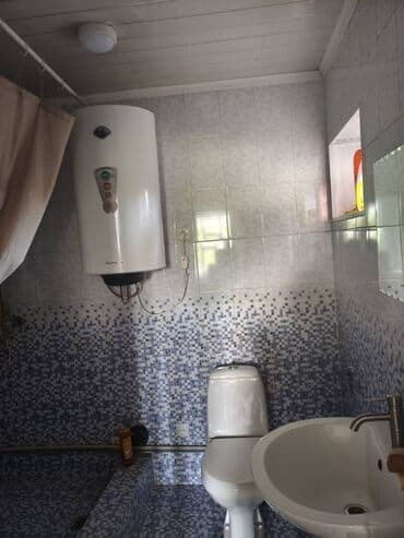 продаю дом в каракол: 100 кв. м, 4 бөлмө, Жылытылган, Брондолгон эшиктер, Жертөлө, ороо — 4