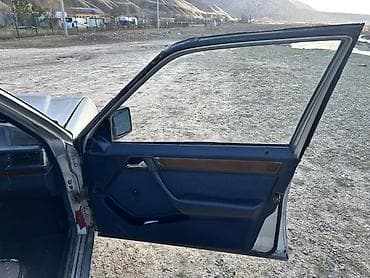 экран для машины: Mercedes-Benz — E220 - Классический интерьер с синим текстильным — 4