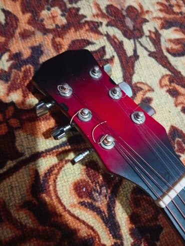 полуакустическая электрогитара: Красная акустика без царапины с пикгардом, с комплектом 6500 а если вы — 2