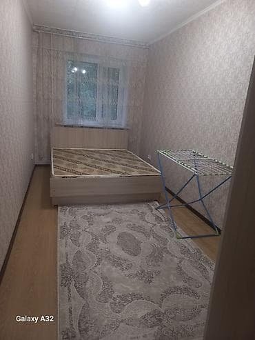 Двуспальная кровать с матрасом и подголовьем. - Размер: визуально