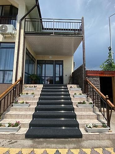 Сдаётся двух этажный коттедж на Иссык Куле при въезде в с.Корумду