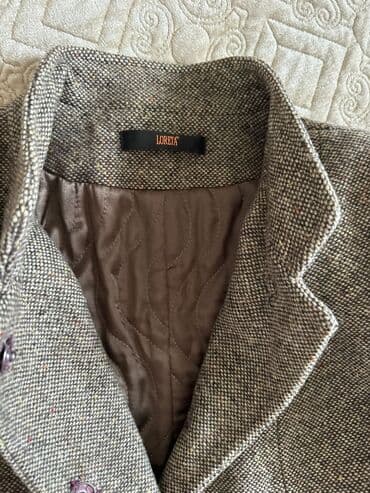 серое пальто: Все по 1000 сом, размеры женские 40-42, мужской 50-52. в хорошем — 3